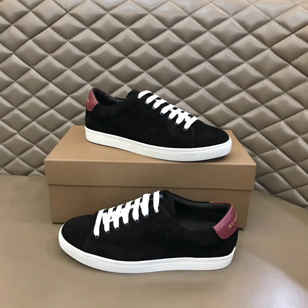 ¥380 ▫️B’s men’s classic low-top sneakers are reinterpreted in Vintage plaid cotton and cowhide materials, and decorated with a new brand logo. First-layer cowhide lining, heel decorated with Burberry lettering embossed logo, original outsole 38-45